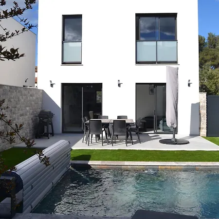 Etoile Du Berger Saint Aygulf: Seaside With Private Gardens And Heated Pool