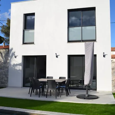 Etoile Du Berger Saint Aygulf: Seaside With Private Gardens And Heated Pool Apartment